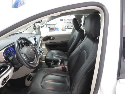Used 2017 Chrysler Pacifica Touring-L FWD image 15