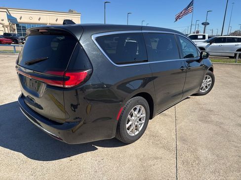 Used 2023 Chrysler Pacifica Touring-L image 11