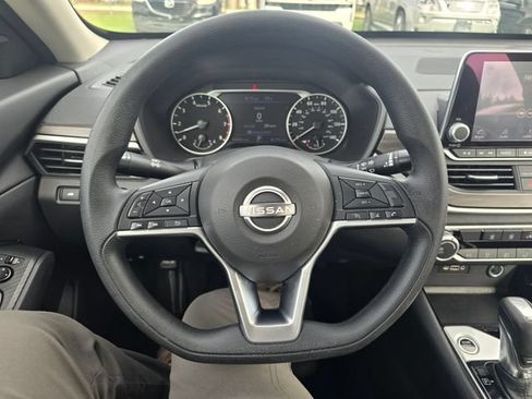 Used 2024 Nissan Altima 2.5 SV FWD image 17