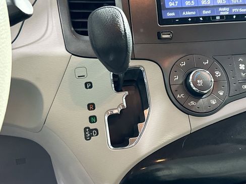 Used 2013 Toyota Sienna L w/ Towing Pkg image 29