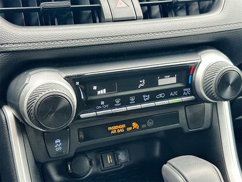 Used 2022 Toyota RAV4 LE image 14