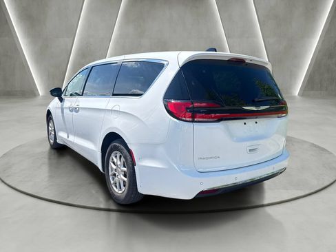 Used 2025 Chrysler Pacifica Select FWD image 5
