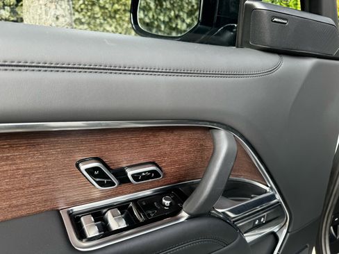 Used 2025 Land Rover Range Rover SE image 9