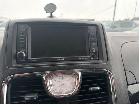 Used 2016 Chrysler Town & Country Touring w/ Driver Convenience Group image 7