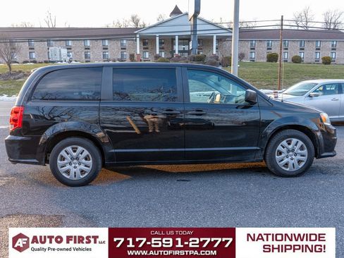 Used 2019 Dodge Grand Caravan SE w/ UConnect Hands-Free Group image 2