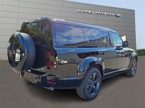Used 2023 Land Rover Defender 130 X-Dynamic SE image 2
