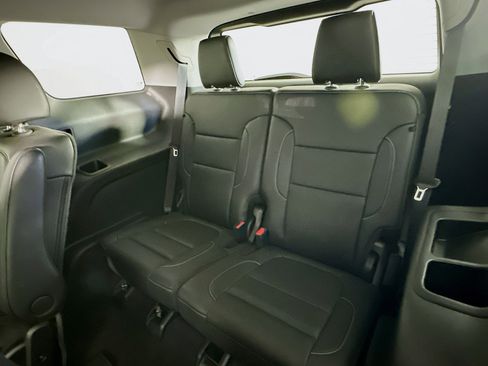 Used 2023 GMC Acadia SLT w/ Elevation Edition image 30