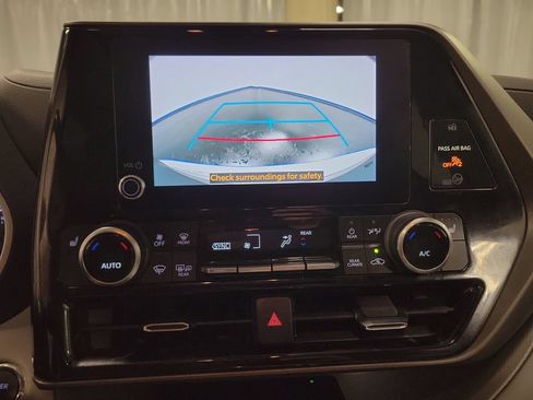Used 2023 Toyota Highlander XLE AWD/4WD image 22