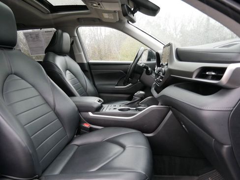 Used 2021 Toyota Highlander XLE image 24