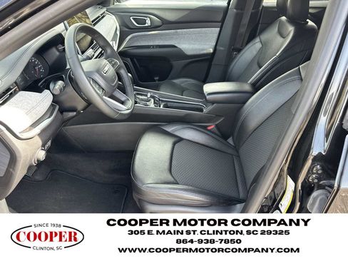 Used 2024 Jeep Compass Latitude image 9