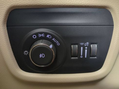 Used 2025 Jeep Grand Cherokee Limited AWD/4WD image 32