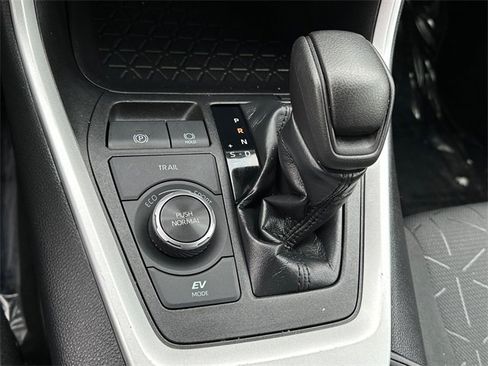 Certified 2020 Toyota RAV4 XLE w/ Convenience Package image 31