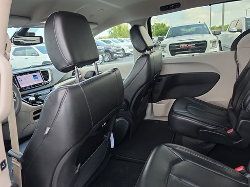 Used 2023 Chrysler Pacifica Touring-L FWD image 11
