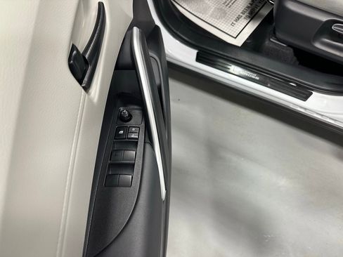 Used 2025 Toyota Corolla Cross L image 9