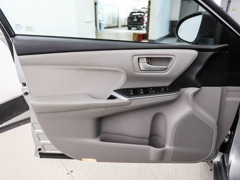 Used 2015 Toyota Camry XLE w/ Moonroof Package FWD image 9
