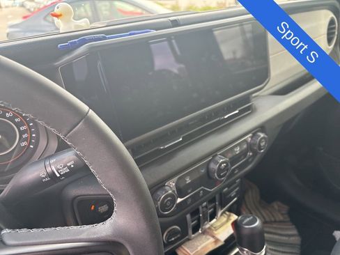 Used 2025 Jeep Gladiator Sport image 10
