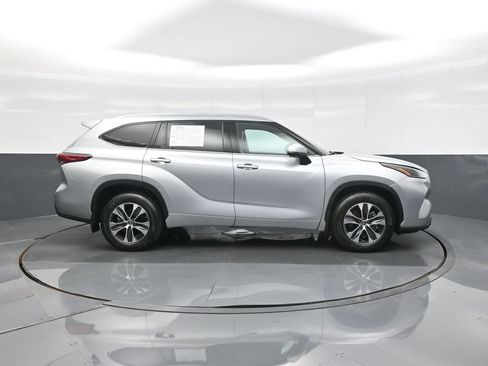 Used 2021 Toyota Highlander XLE AWD/4WD image 8