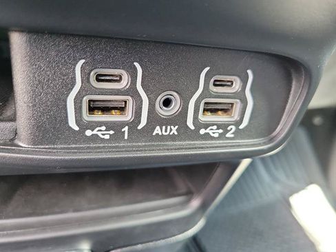 Used 2025 Chrysler Pacifica Select FWD image 16