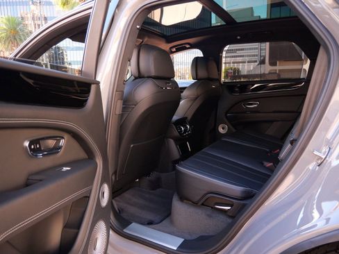 New 2025 Bentley Bentayga AWD/4WD image 16
