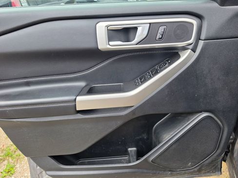 Used 2023 Ford Explorer XLT AWD/4WD image 5
