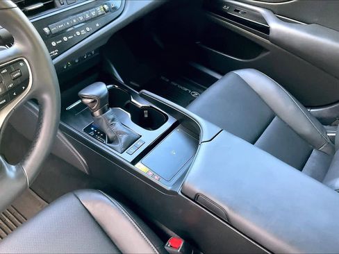 Used 2024 Lexus ES 300h F Sport image 16