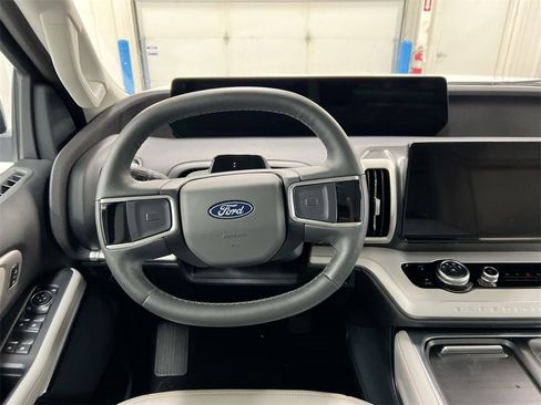 Used 2025 Ford Expedition Active image 11