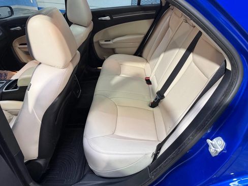 Used 2018 Chrysler 300 Touring L image 18