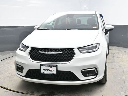 Used 2023 Chrysler Pacifica Touring-L image 2