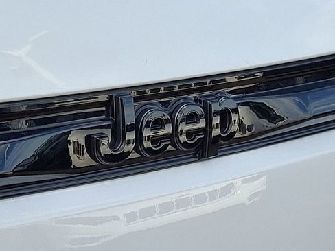 Used 2024 Jeep Grand Cherokee Altitude AWD/4WD image 32