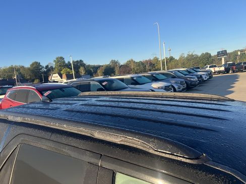 Used 2017 Ford Explorer XLT w/ Equipment Group 202A image 3