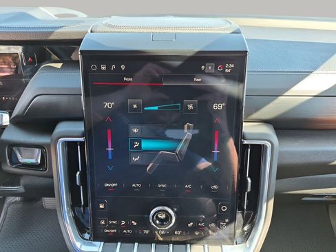 Used 2025 GMC Yukon XL Denali image 39