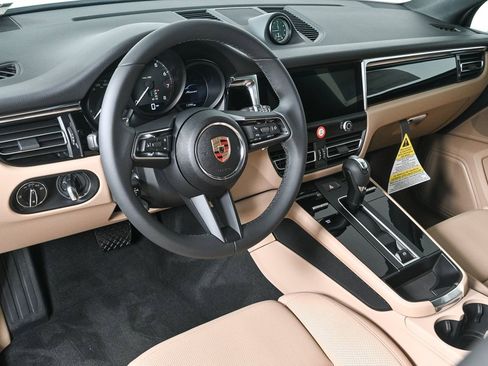 Certified 2025 Porsche Macan image 4