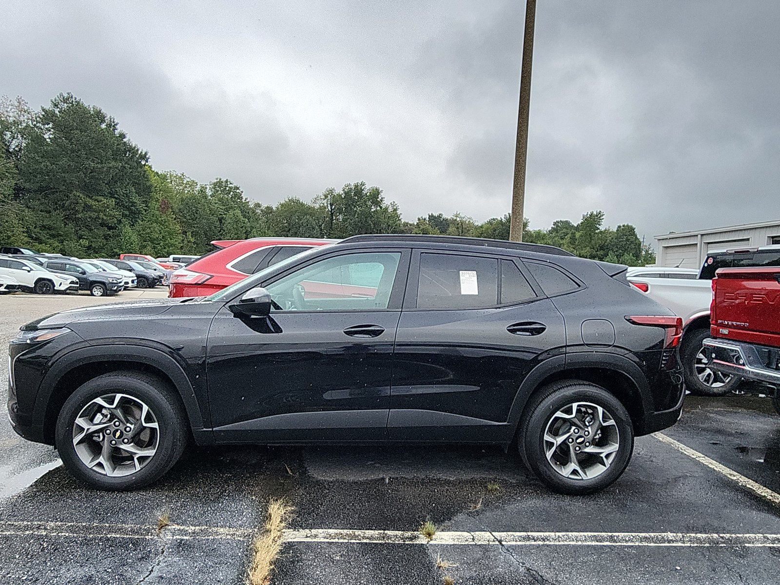 Used 2025 Chevrolet Trax LT FWD image 2