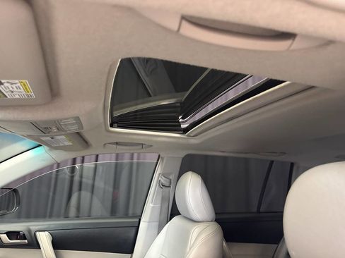 Used 2012 Toyota Highlander SE w/ Tow Pkg image 19