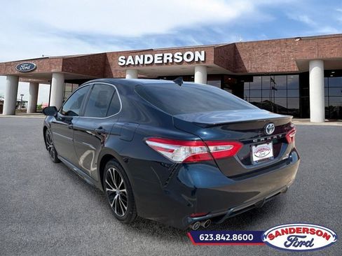 Used 2020 Toyota Camry SE w/ Sunroof Package FWD image 5