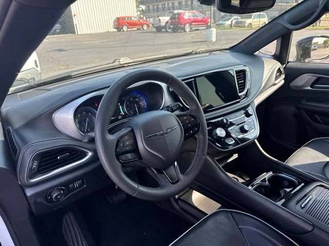 Used 2025 Chrysler Pacifica Limited FWD image 11