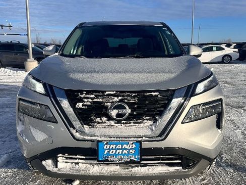 Used 2023 Nissan Rogue SV image 3