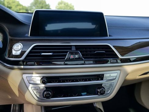 Used 2019 BMW 750i xDrive w/ Executive Package AWD/4WD image 40