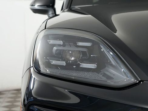 Certified 2024 Porsche Cayenne AWD/4WD image 11