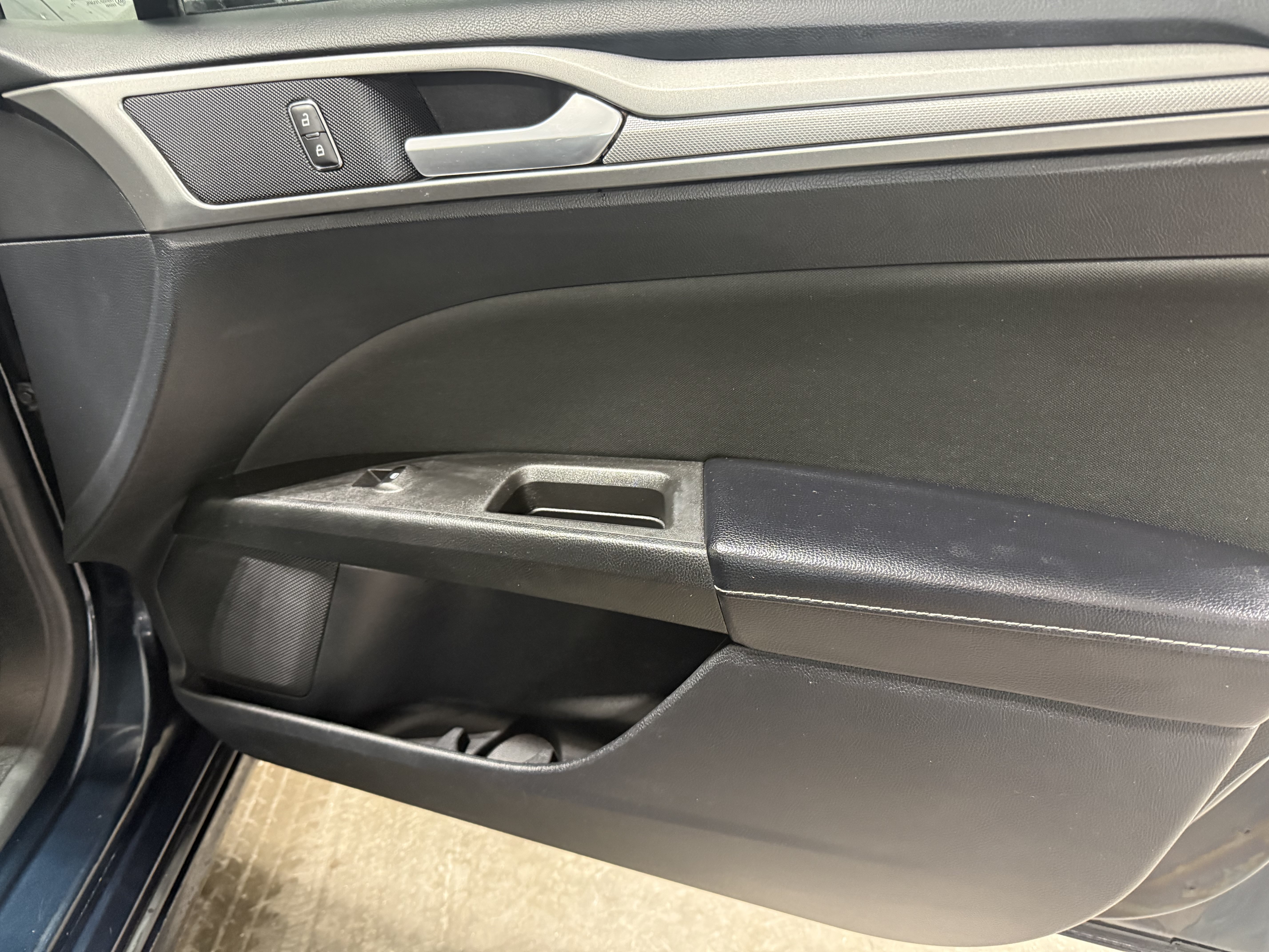 Used 2020 Ford Fusion SE FWD image 10