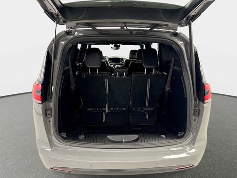 Used 2025 Chrysler Pacifica Limited image 21