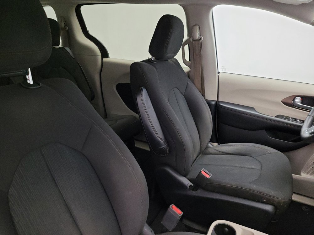 Used 2017 Chrysler Pacifica Touring FWD image 21