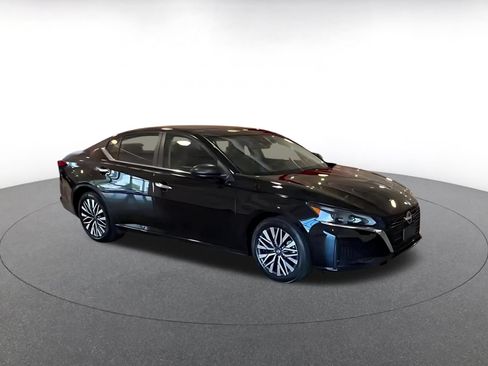 Used 2025 Nissan Altima 2.5 SV FWD image 2