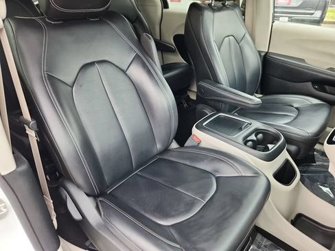 Used 2023 Chrysler Pacifica Touring-L FWD image 13
