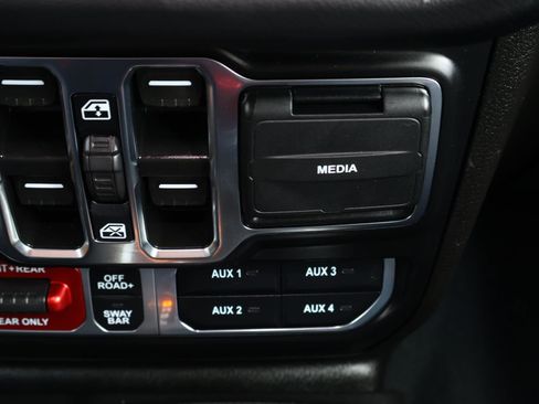 Used 2024 Jeep Wrangler Unlimited Rubicon w/ Technology Group image 30