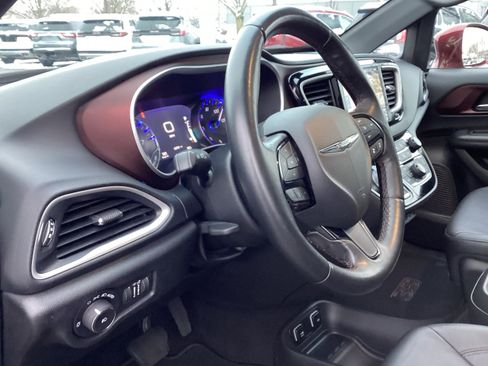 Used 2020 Chrysler Pacifica Touring-L w/ Advanced Safetytec Group image 11