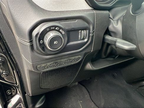 Used 2025 Jeep Wrangler Sahara image 25