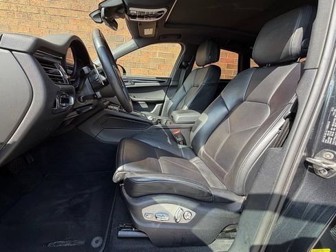 Certified 2025 Porsche Macan AWD/4WD image 5
