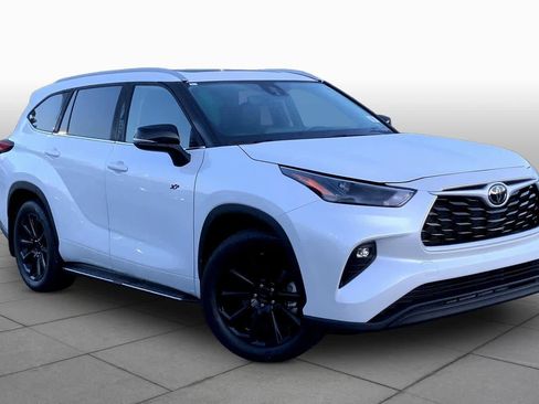 Used 2026 Toyota Highlander XLE image 3