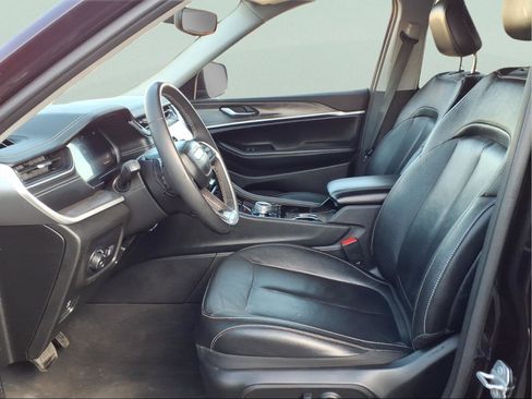 Used 2023 Jeep Grand Cherokee Limited image 8